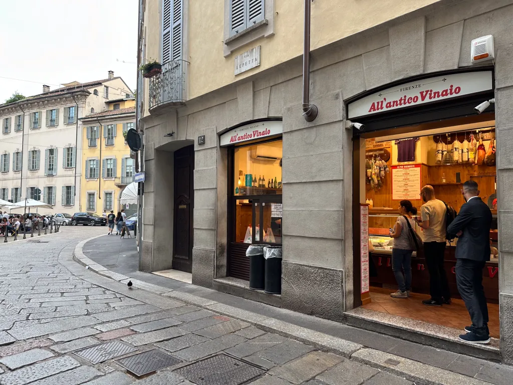 旅行記:「イタリア・ミラノ 🇮🇹」うまいフォカッチャに出会いそれしか食べてない。やっぱ鉄道はかっこいい