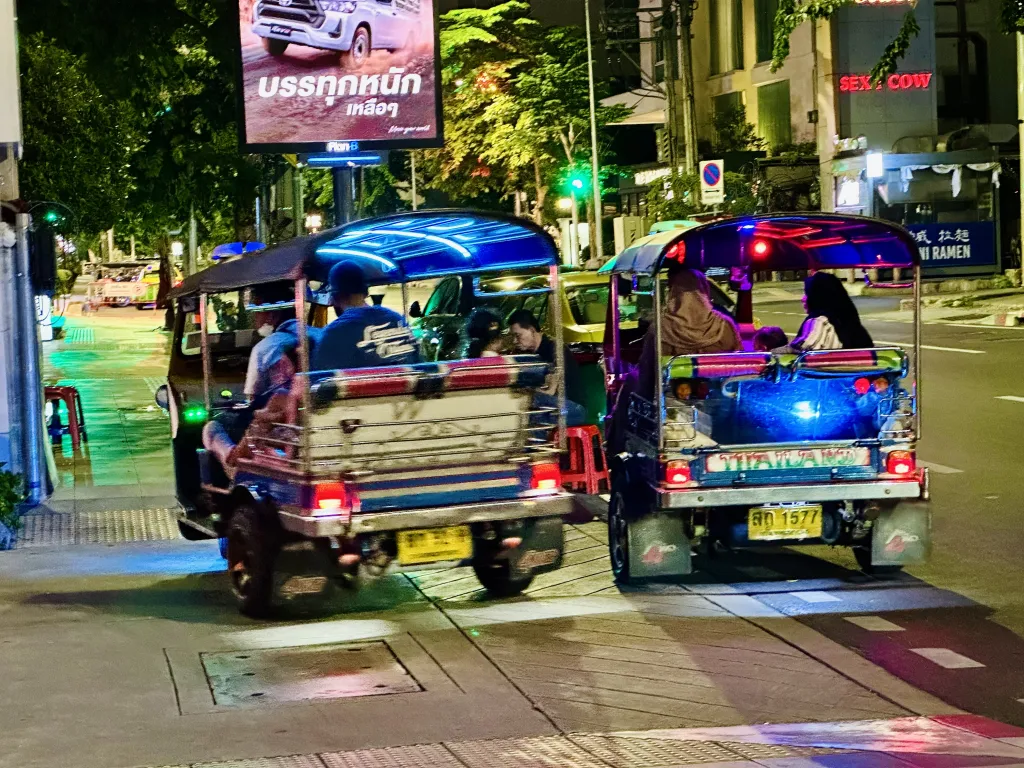 旅行記:「タイ・バンコク🇹🇭」2025年 初めてうるさく感じたトゥクトゥク。ガパオ・マッサマン・床屋とドンムアン空港