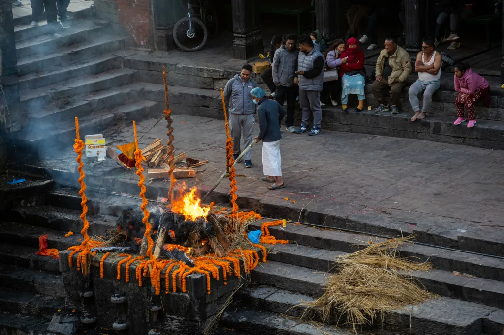 ネパール・パシュパティナート寺院の歩き方。火葬とアールティで知るヒンドゥーの死生観
